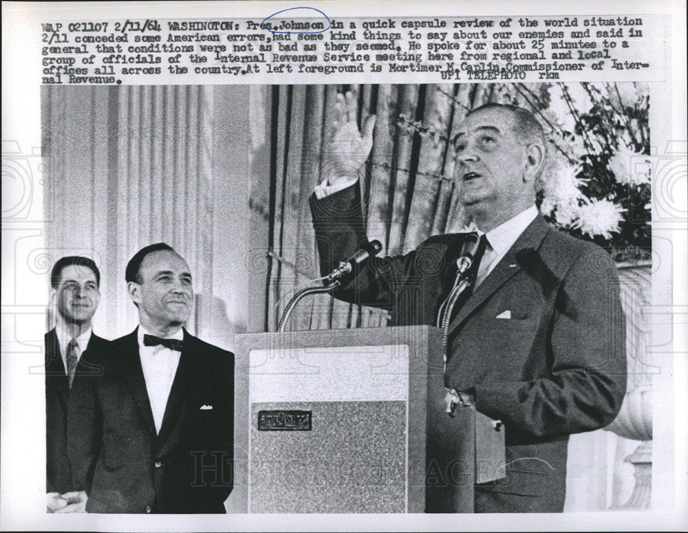 1964 Press Photo Pres.Johnson  in a quick review of the world situation - Historic Images