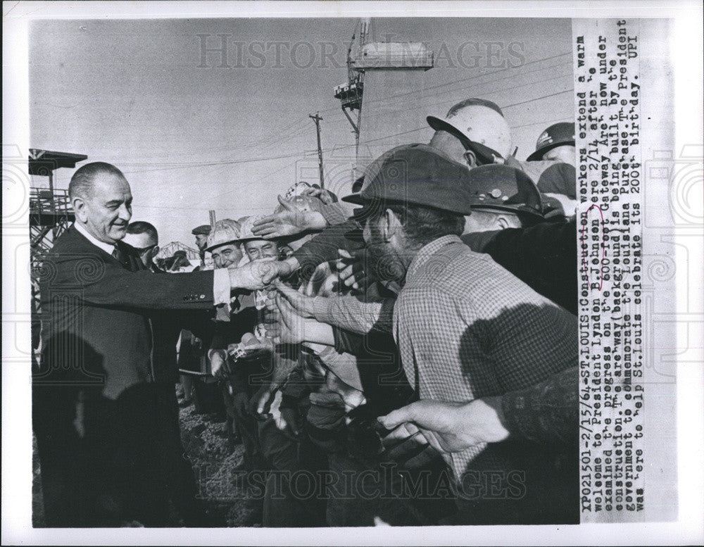 1964 Press Photo Construction workers extend a warm welcome to Pres.Johnson - Historic Images