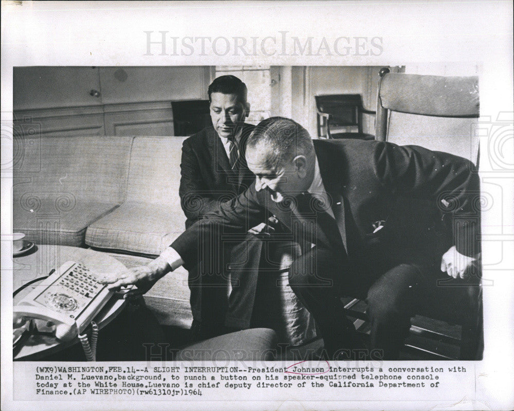 1964 Press Photo President Johnson interrupts a conversation with Daniel Lueveno to punch button on - Historic Images