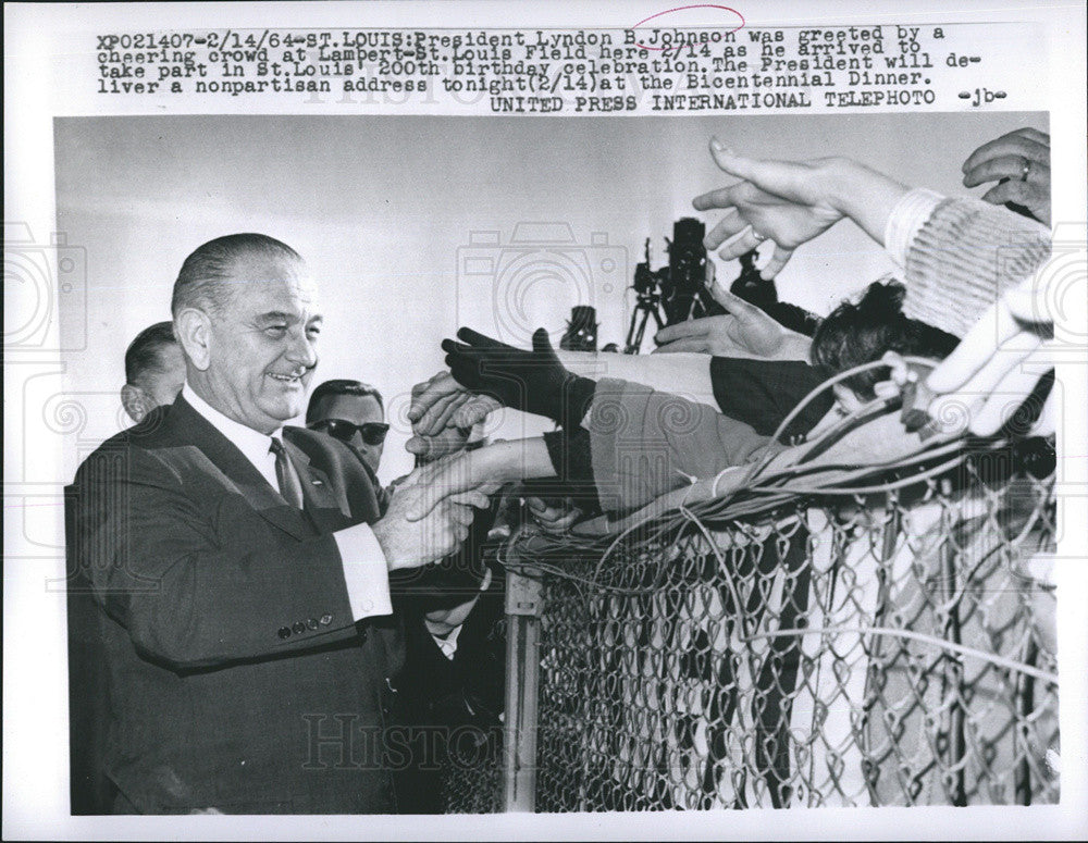 1964 Press Photo President Johnson by a cheering crowd - Historic Images