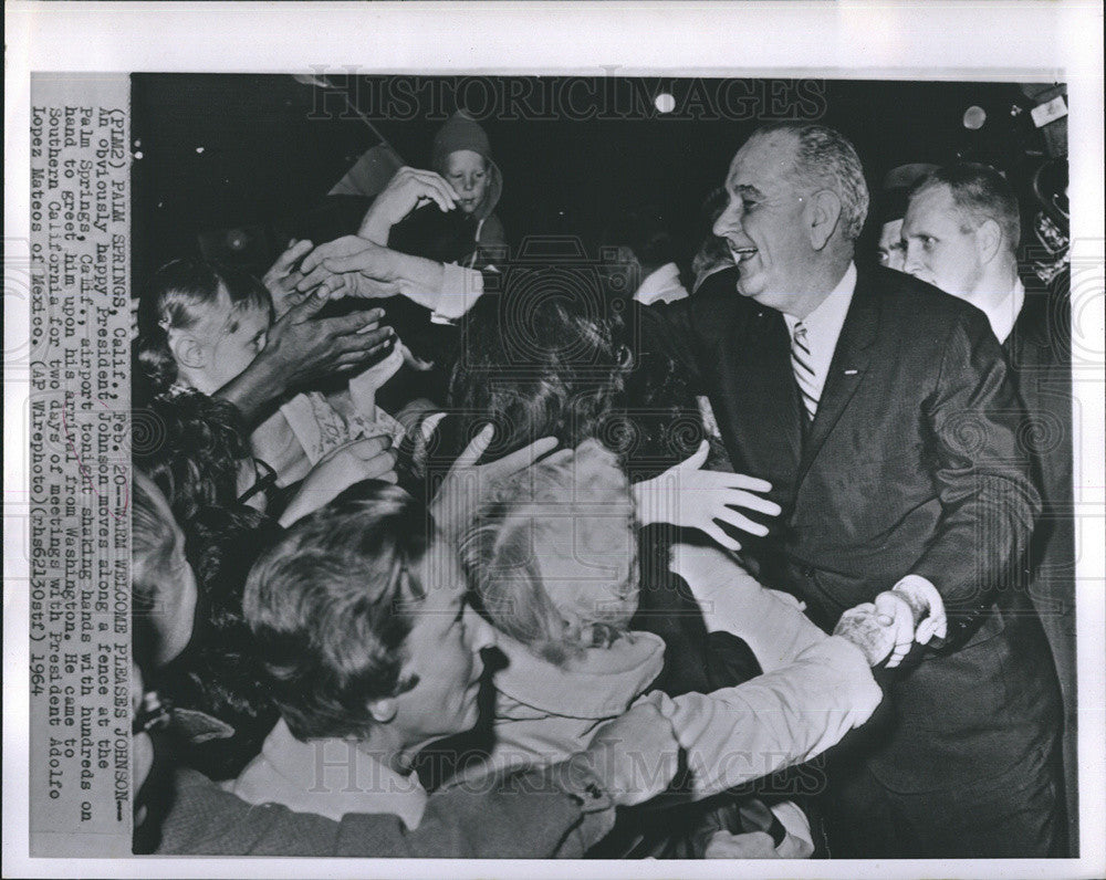 1954 Press Photo Pres.Johnson welcomed by warm greetings at Palm Spring Calif. - Historic Images