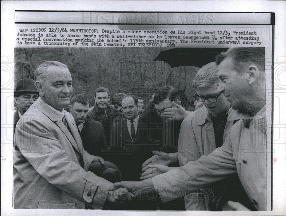 1964 Press Photo Pres. Johnson shake hands with his well wisher. at Georgetown. - Historic Images