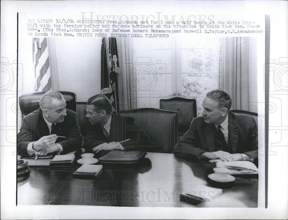 1964 Press Photo Pres. Johnson and Robert McNamara and Maxwell  Taylor. - Historic Images