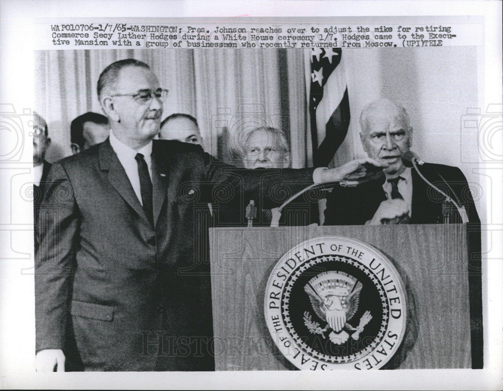 1965 Press Photo Pres.Johnson adjust the mike to Commerce Sec.Luther Hodges. - Historic Images