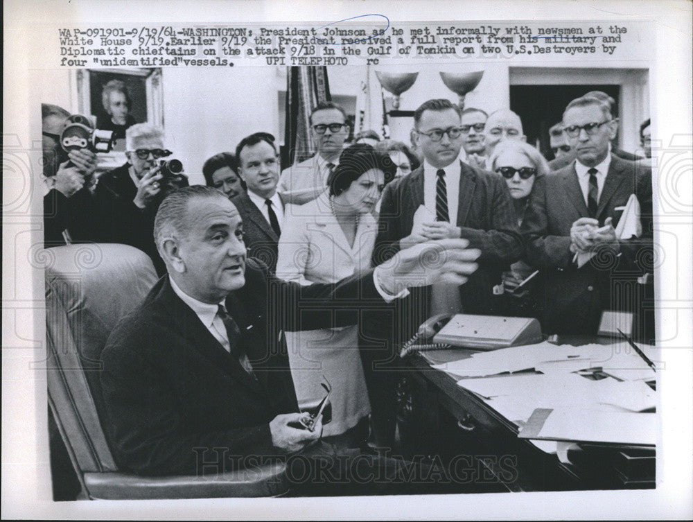 1964 Press Photo President Lyndon B. Johnson News Reporters White House - Historic Images