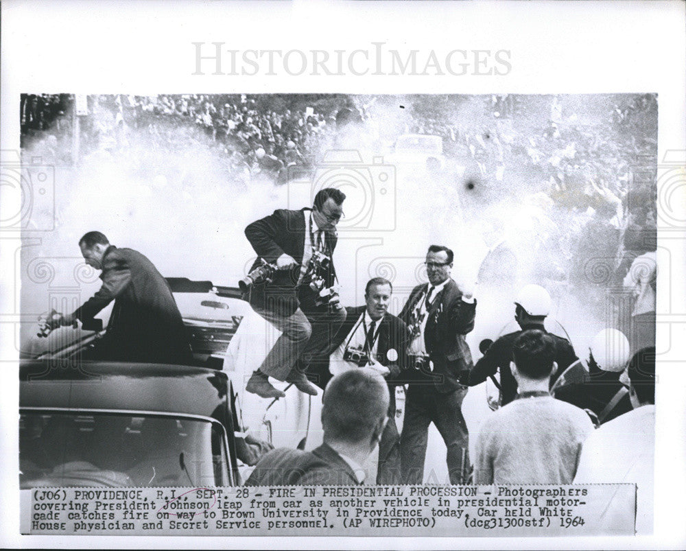 1964 Press Photo President Lyndon B. Johnson Motorcade Car Fire News Reporters - Historic Images