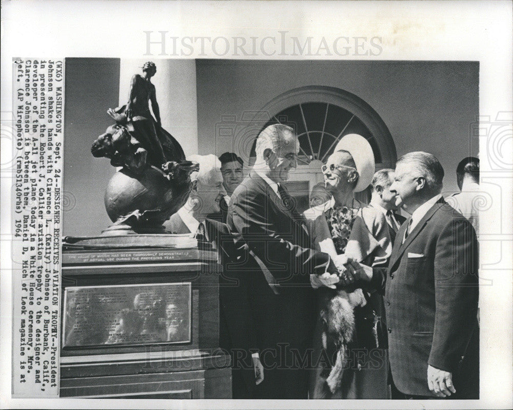 1964 Press Photo Pres. Johnson present the trophy to Robert J. Cellier. - Historic Images