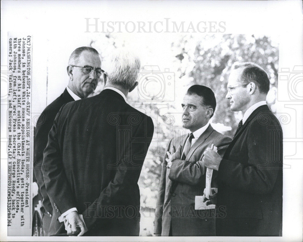 1964 Press Photo Pres. Johnson with members of his staff at White House. - Historic Images