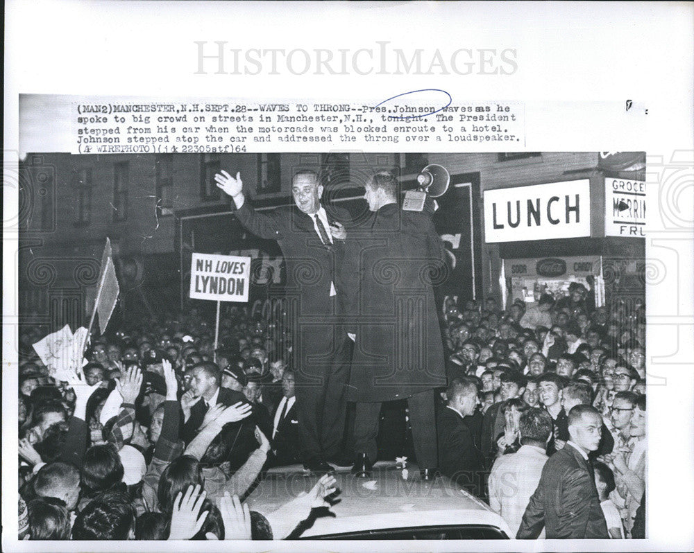 1964 Press Photo Pres.Johnson on top of his car during a motorcade. - Historic Images