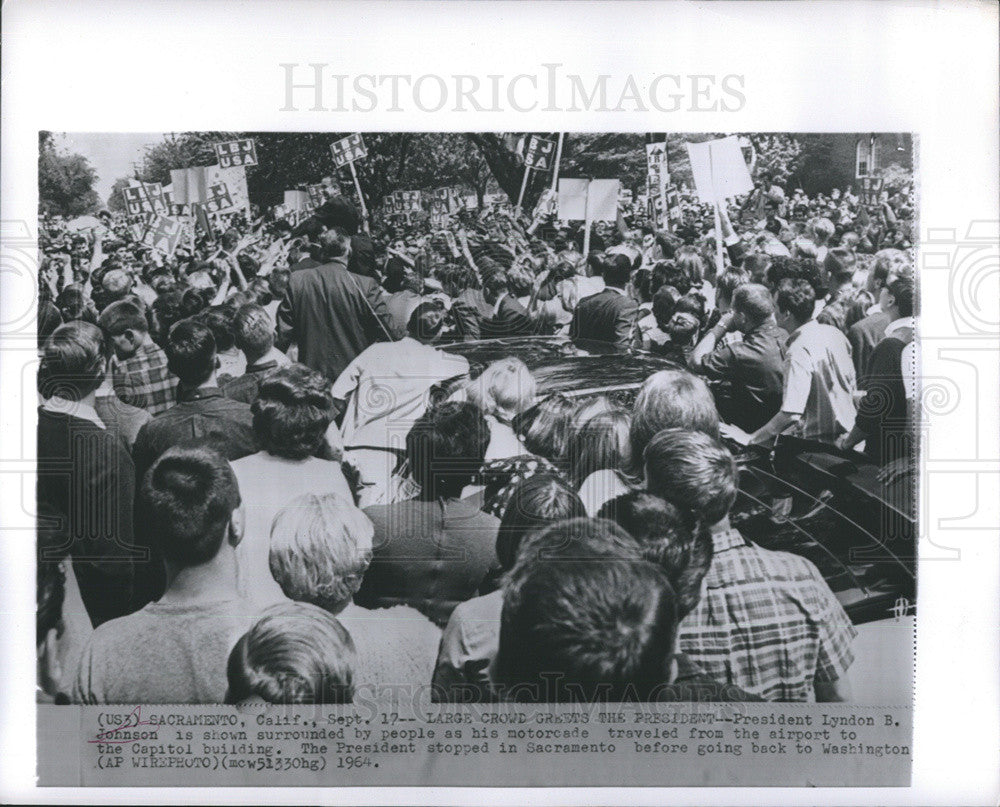 1964 Press Photo President Lyndon B. Johnson Motorcade Crowd - Historic Images