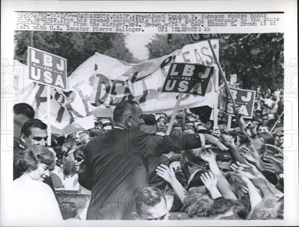 1964 Press Photo Pres.Johnson shake hands at his convertible car. - Historic Images