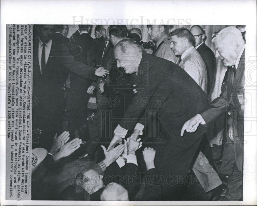 1964 Press Photo Lyndon Johnson shakes hands with United Steel Workers Union - Historic Images