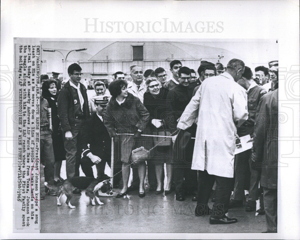 1965 Press Photo President Johnson with the group of people to shake hands on his arrival - Historic Images