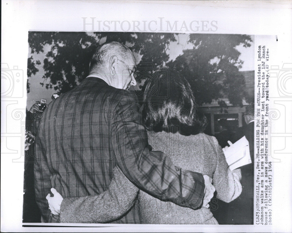 1964 Press Photo President Lyndon Johnson with daughter Luci toward LBJ Ranch - Historic Images