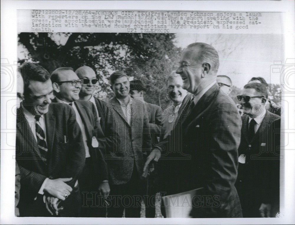 1964 Press Photo President enjoy a little laugh with the reporters at the white house. - Historic Images