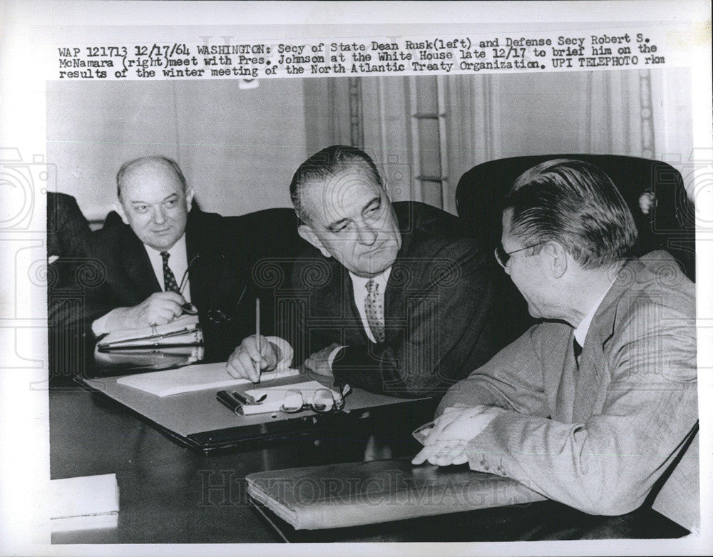 1964 Press Photo Dean Dusk(left) and Robert Mcnamara (right) meet President Johnson at the white hou - Historic Images