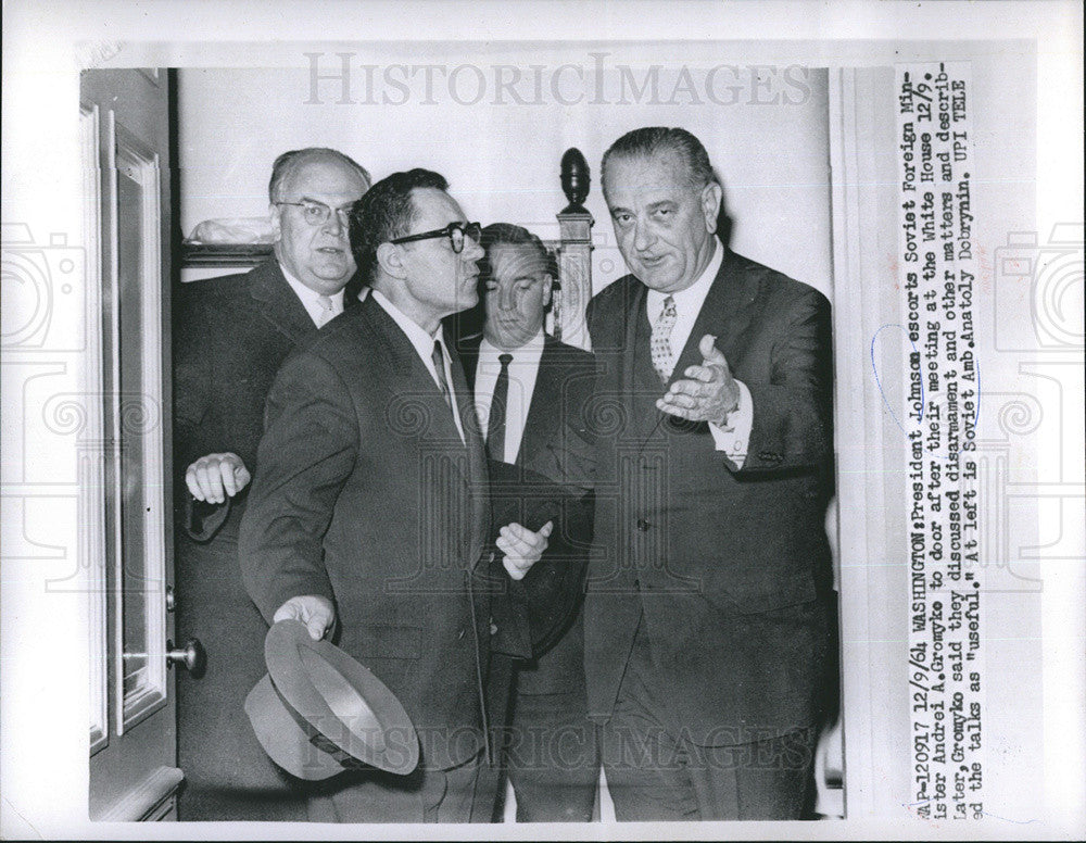 1964 Press Photo President Johnson  escorts Soviet Gromyke after the meeting in the White house. - Historic Images