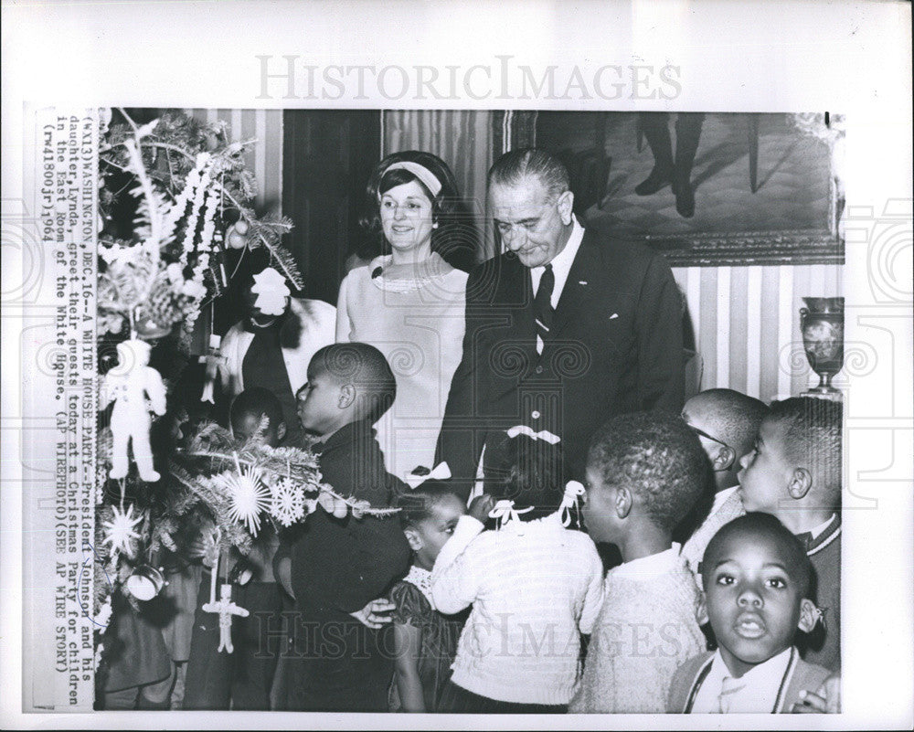 1964 Press Photo President Johnson and his wife greet their guest at the White house - Historic Images