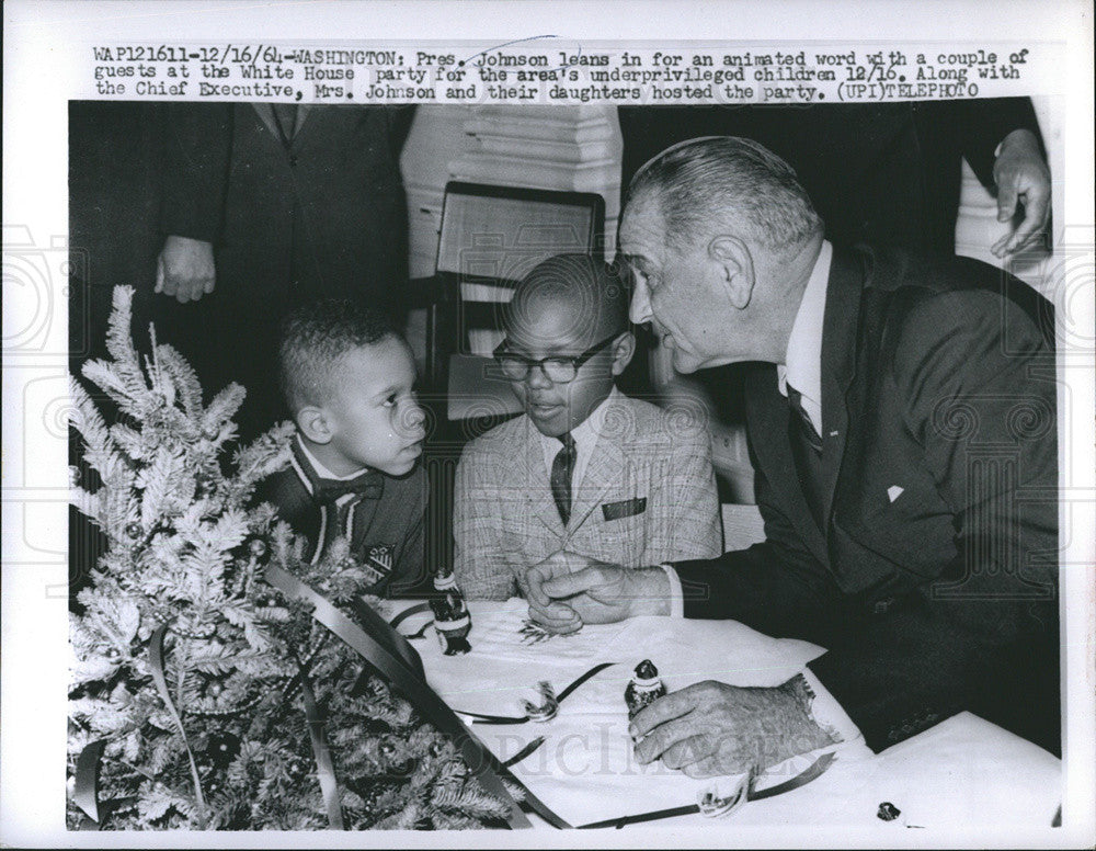 1964 Press Photo President Lyndon B. Johnson Children Christmas - Historic Images