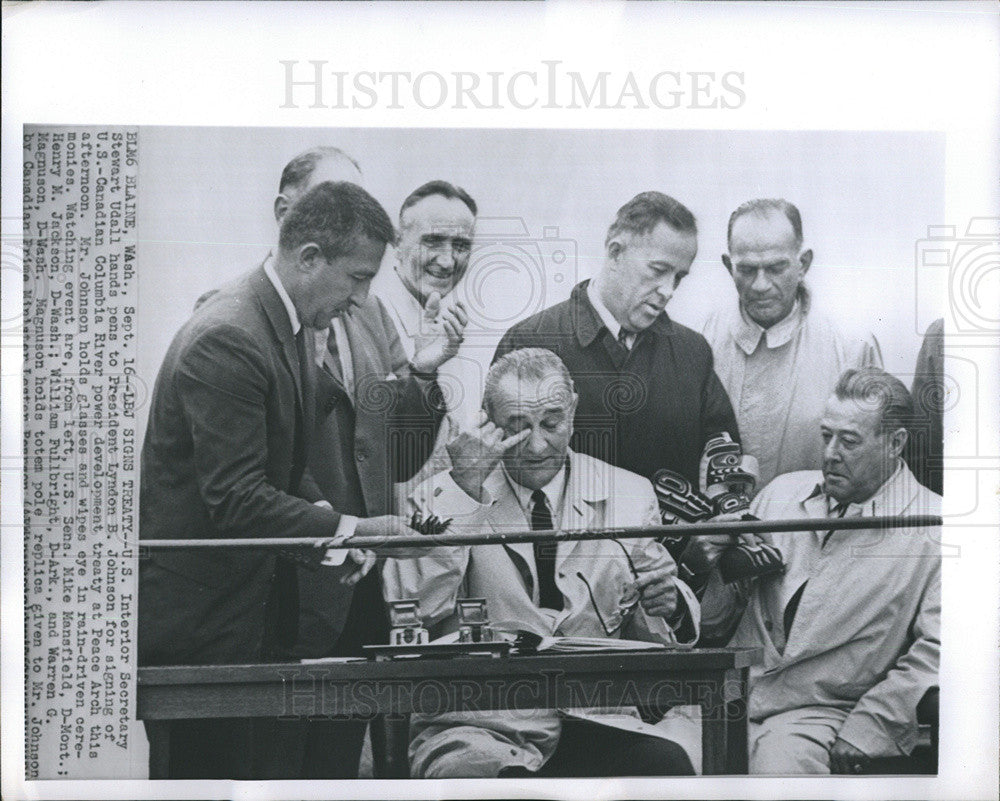 1964 Press Photo President Johnson signs at the white house - Historic Images