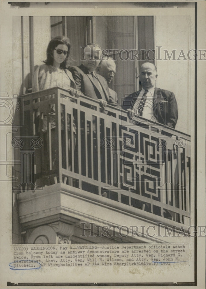 1971 Press Photo Justice Department Officials John Mitchell Will Wilson - Historic Images