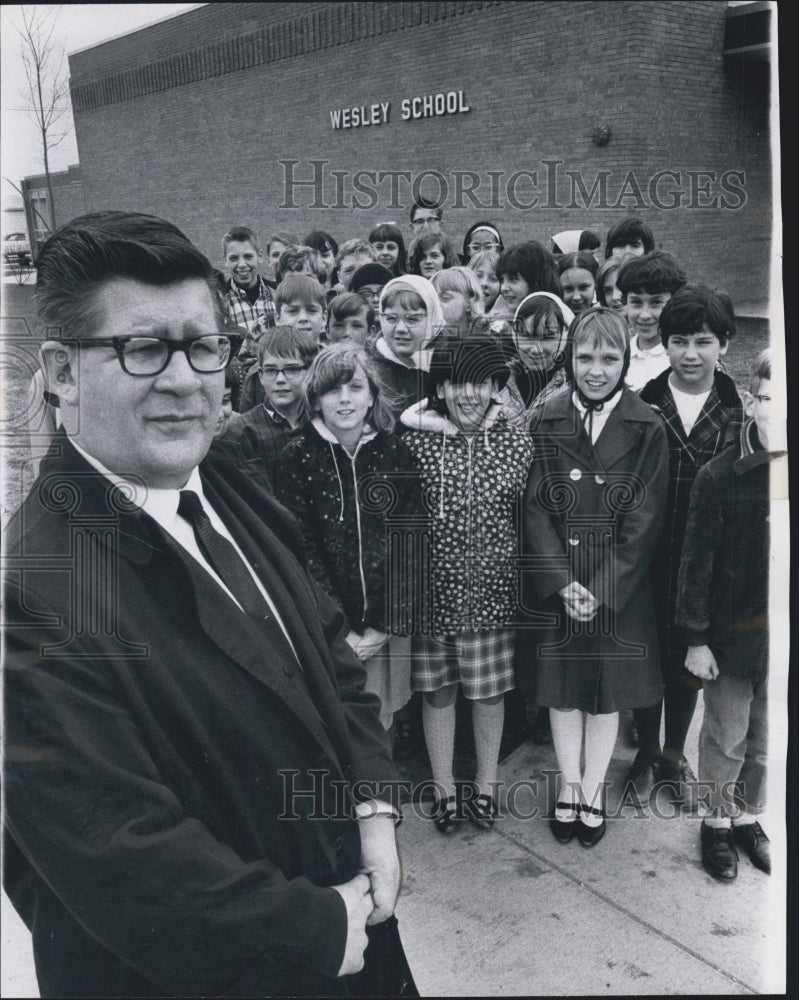 1967 Village Administrator Mikulich With Wesley School Students - Historic Images