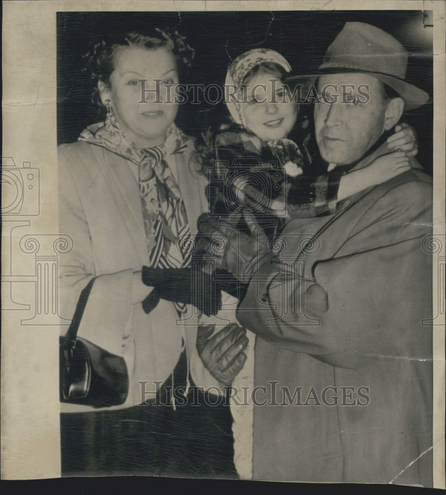 1950 Child Star Lora Lee Michel Held By Sheriff&#39;s Deputy - Historic Images