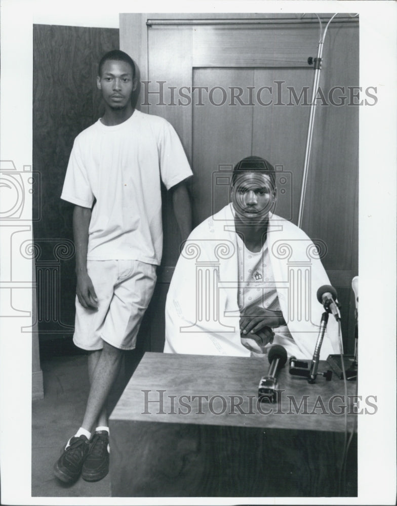1994 Press Photo Derrick Mims News Conference shooting victim athletic star - Historic Images