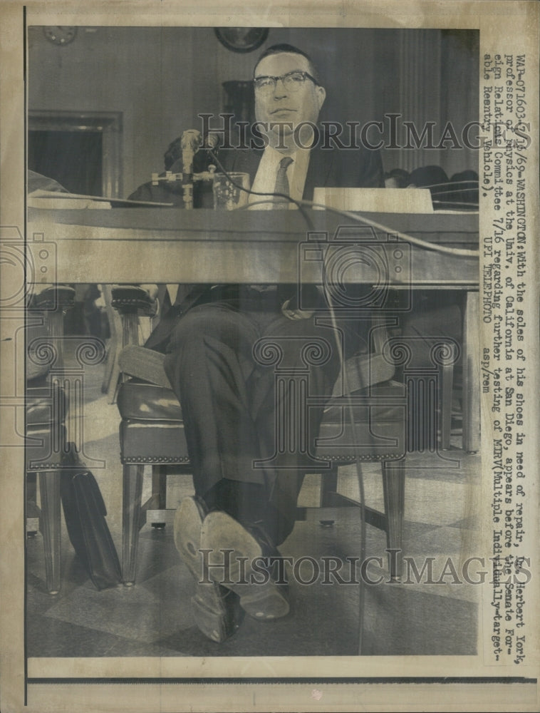 1969 Dr. Herbert York professor of phys his Univ. California - Historic Images