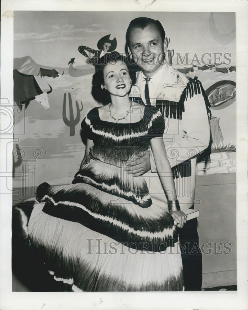 1952 Press Photo Frank York his wife vocalist Yole O&#39;Bryn at Hotel Sherman - Historic Images