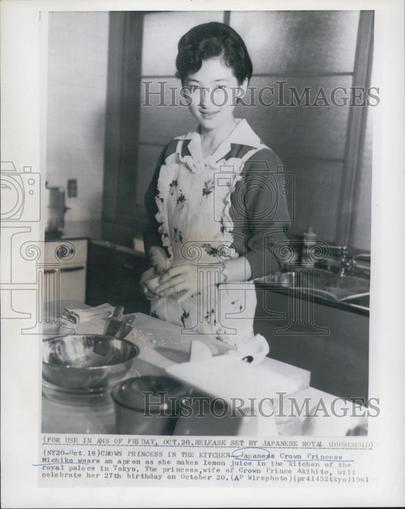 1961 Press Photo Japanese Princess Michiko Wearing Apron Tokyo Palace Kitchen - Historic Images