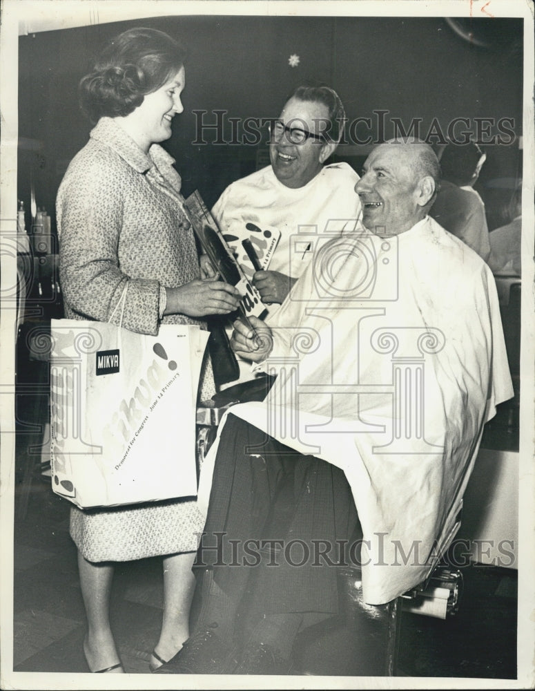 1966 Press Photo Mrs. Stephanie Ferrara campaigning in a barber shop - Historic Images