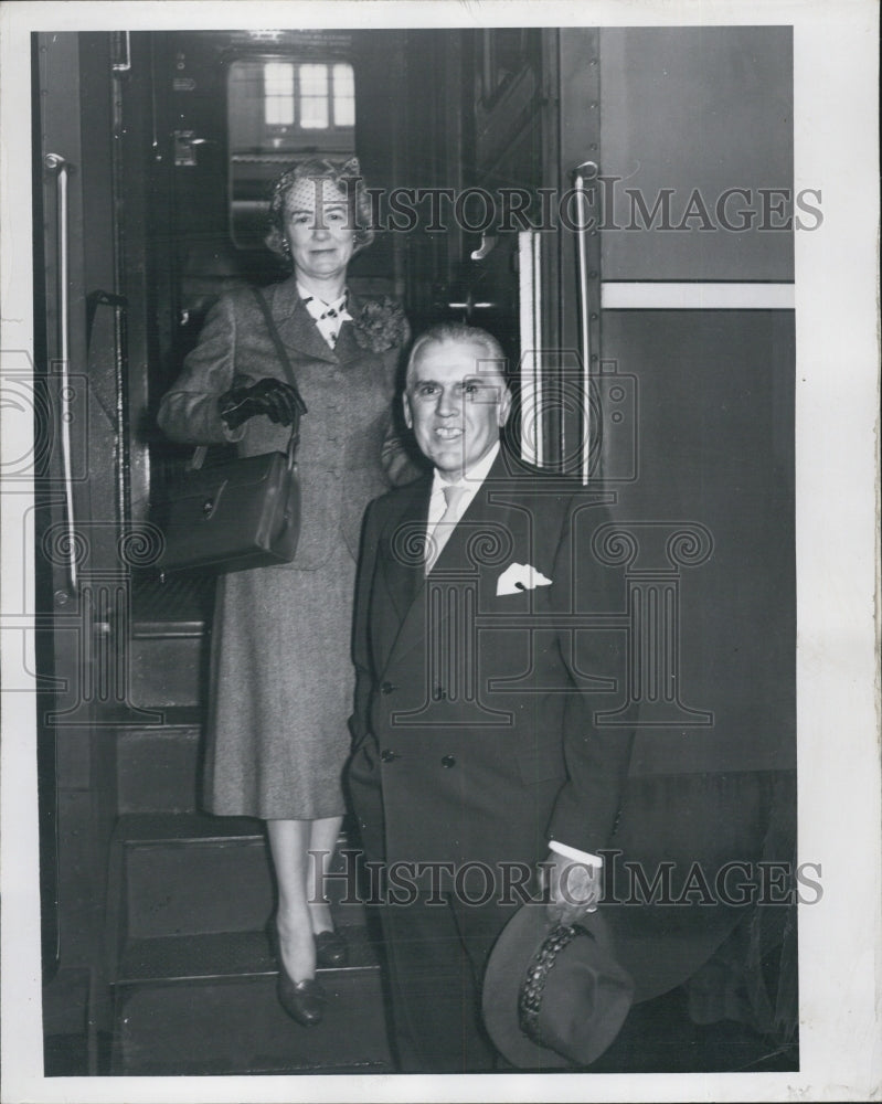 1963 Mr & Mrs Clarence Buckinham Mitchell leaving for Europe - Historic Images