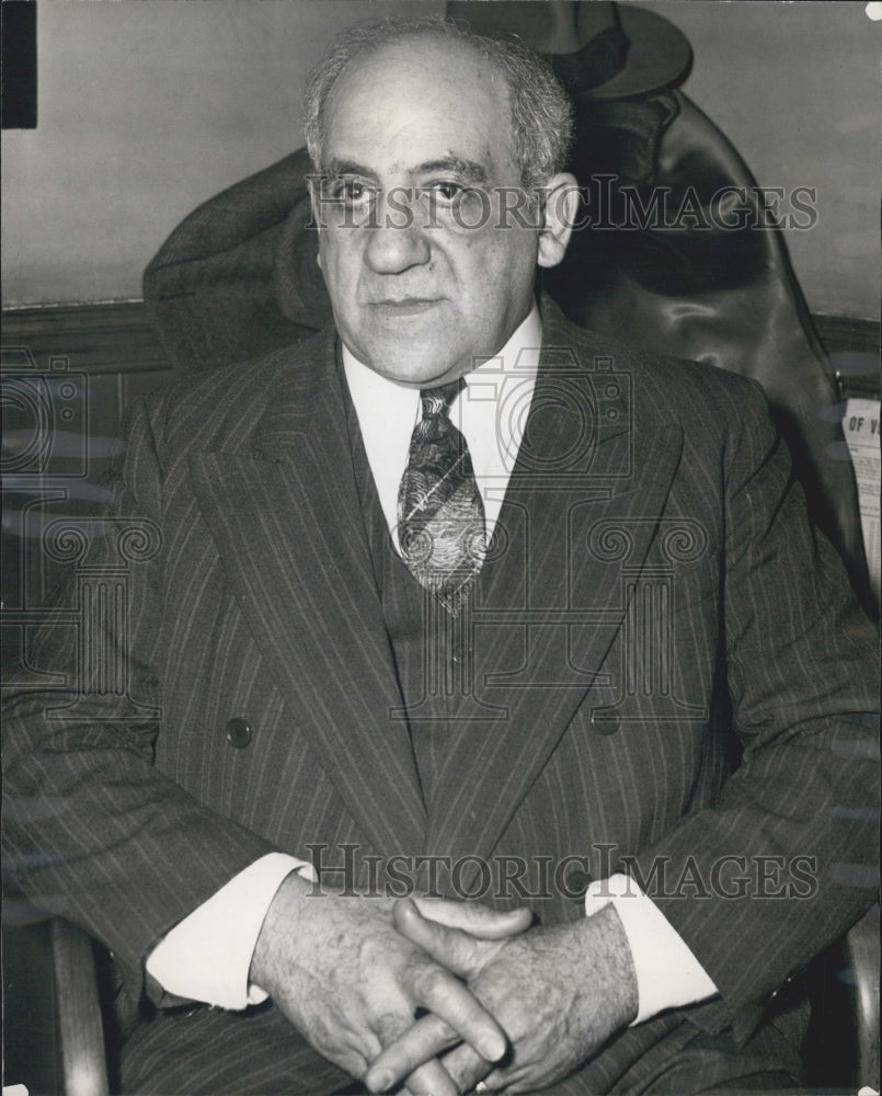 1945 Press Photo Wife's Murder Suspect Milton Michaelis Being Questioned - Historic Images