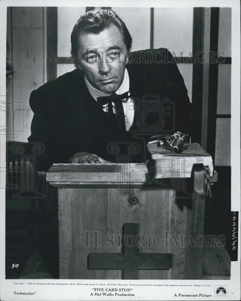 1969 Robert Mitchum Actor Five Card Stud - Historic Images