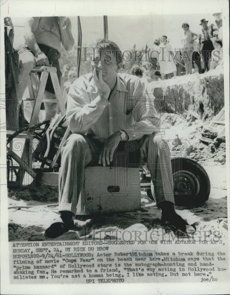 1961 Press Photo Actor Robert Mitchum taking a break during filming of Cape Fear - Historic Images