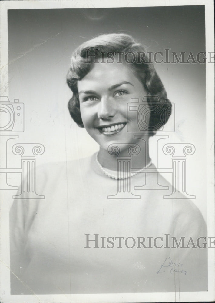 1958 Mrs. John E. Mcfadden engagement of daughter - Historic Images