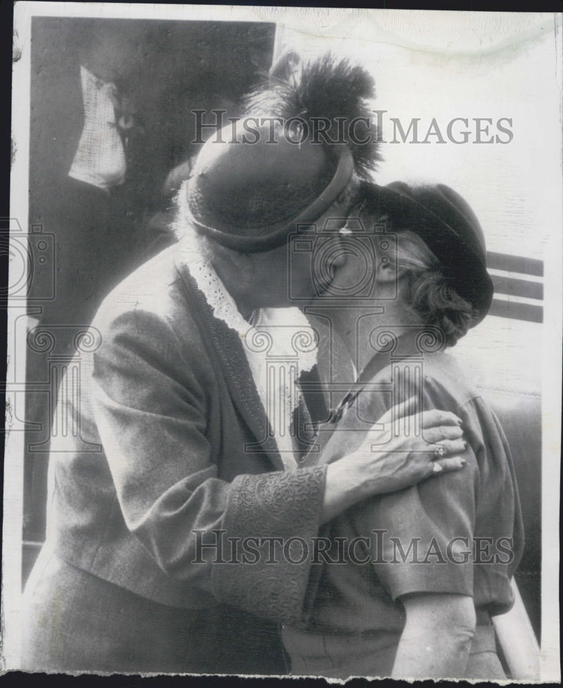 1950 Mrs. Eleanor Roosevelt Greeting Lady Reading London - Historic Images