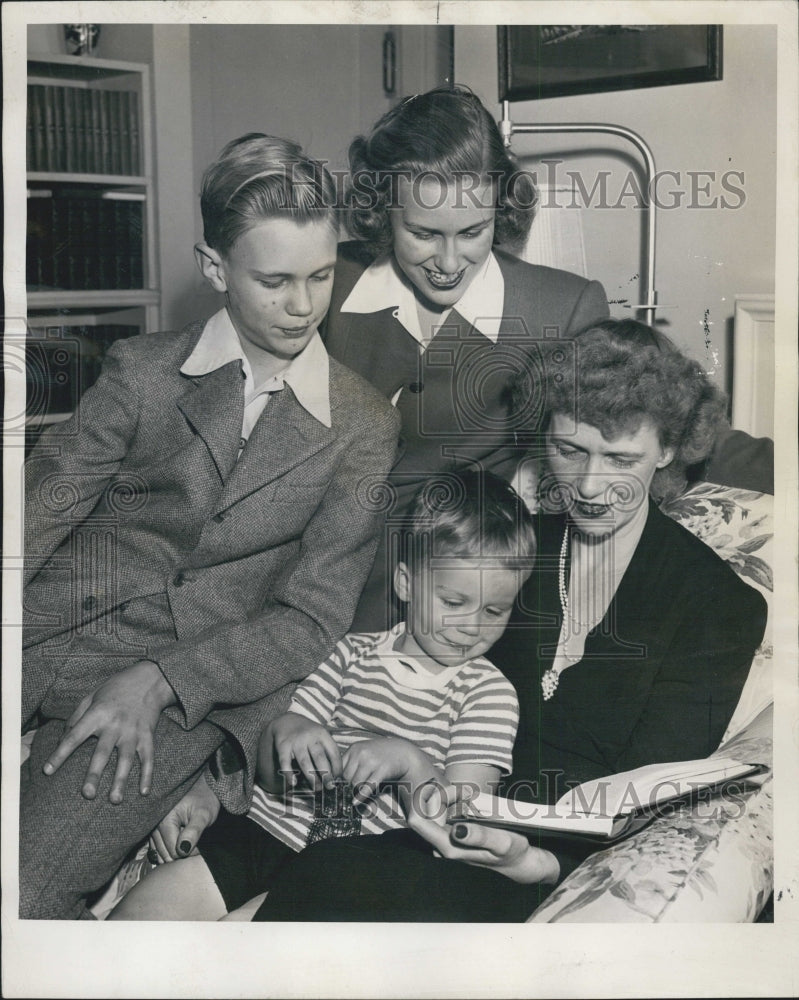 1943 Presidents Grandchildren Mrs. John Boettiger Curtis Eleanor - Historic Images