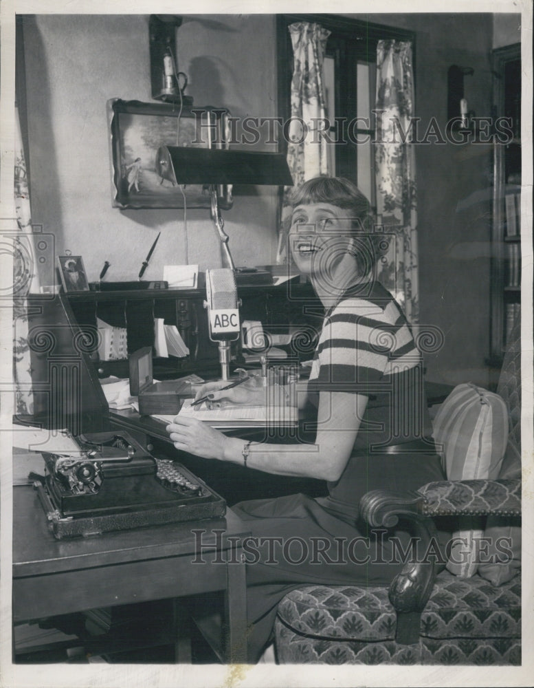 1948 Anna Boettiger Late Pres Roosevelt daugher prepares script - Historic Images