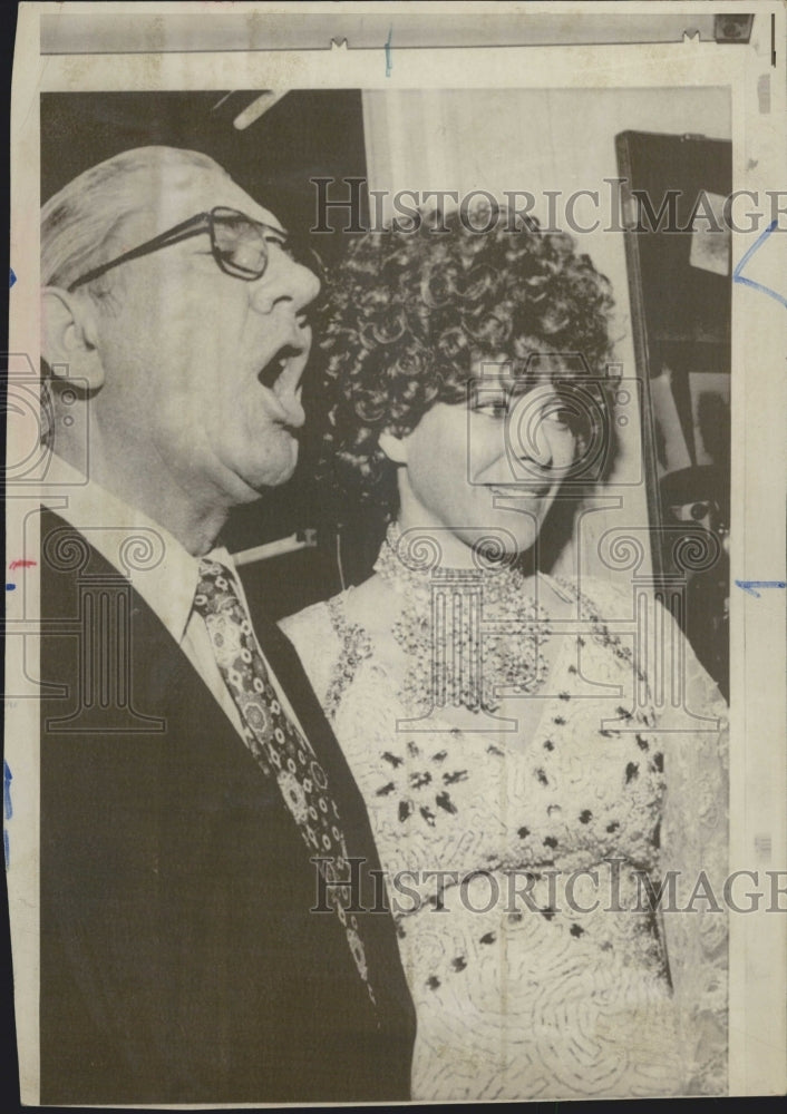 1974 Press Photo Rep Wilbur Mills with stripper Fanne Foxe at Boston burlesque - Historic Images