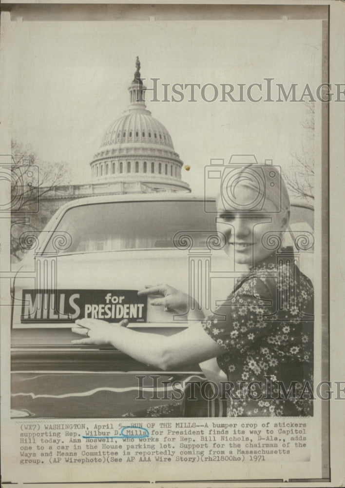 1971 Press Photo Ann Roswell Presidential Campaign Sticker For Wilbur D. Mills - Historic Images