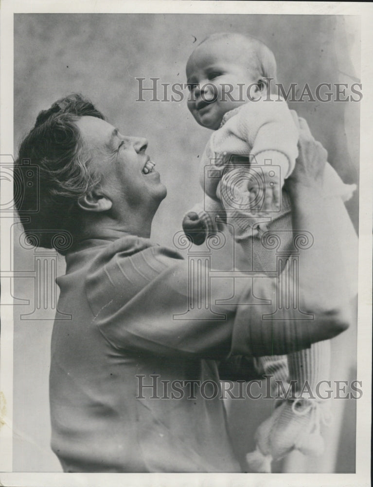 1939 Mrs. Eleanor Roosevelt With Grandson John Roosevelt Boettiger - Historic Images