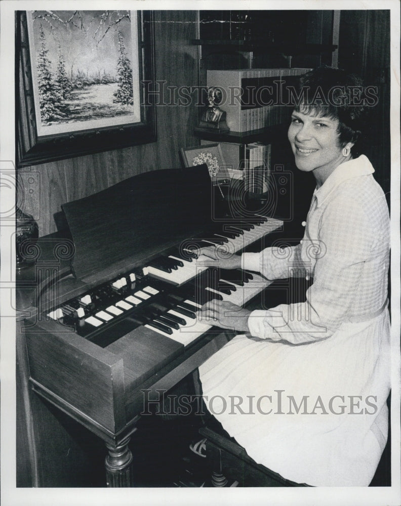 1976 Press Photo Mrs. Patricia Mochel Suffers From Hodgkins Disease Plays Piano - Historic Images