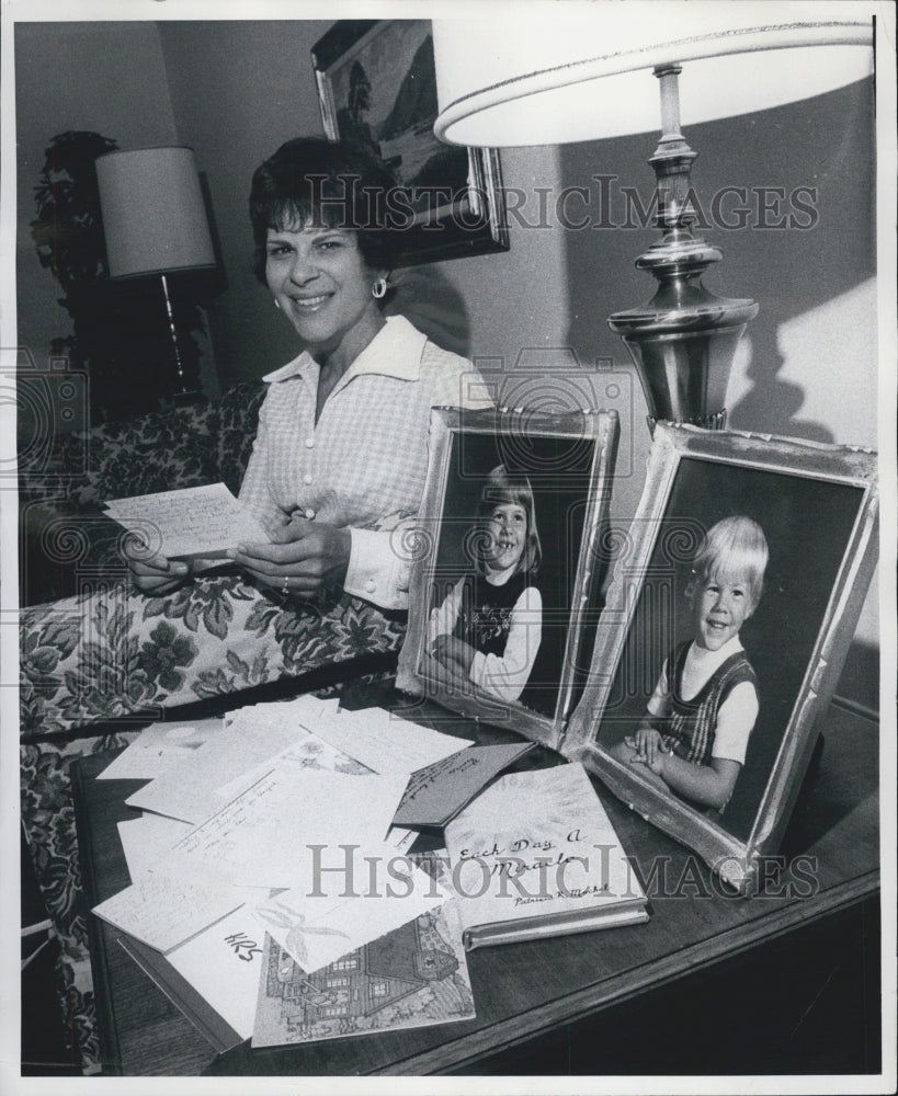 1976 Patricia Mochel Reads Get Well Cards For Her Hodgkin's Disease - Historic Images