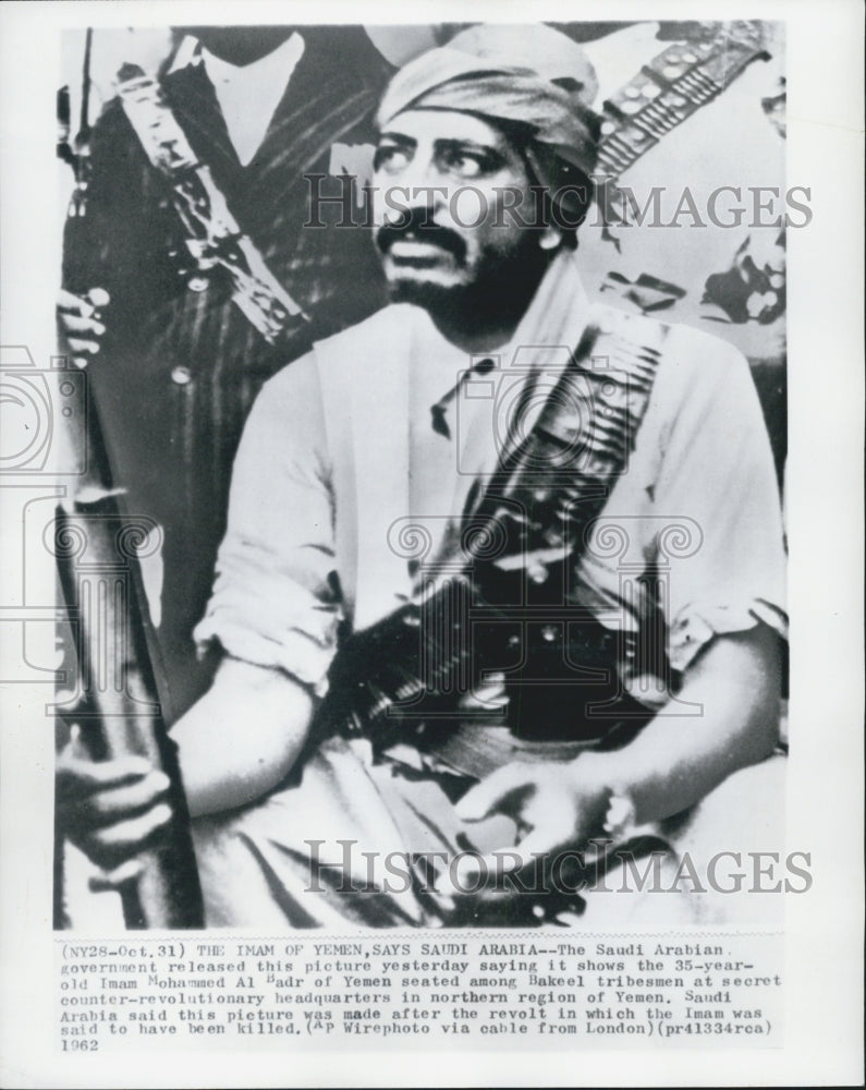 1962 Press Photo Imam Mohammed Al Badr Seated Among Bakeel Tribesmen Yemen - Historic Images