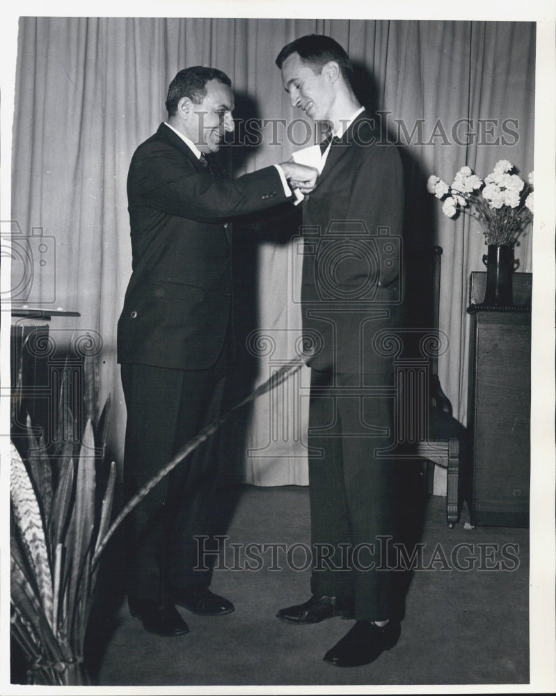 1964 Press Photo Goodwill Industries William Ragolio Awarding William Richard - Historic Images