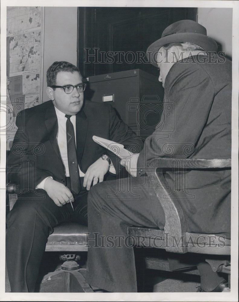 1963 James Babishaw New  reporter giving Statement to Sgt. Al Dean - Historic Images