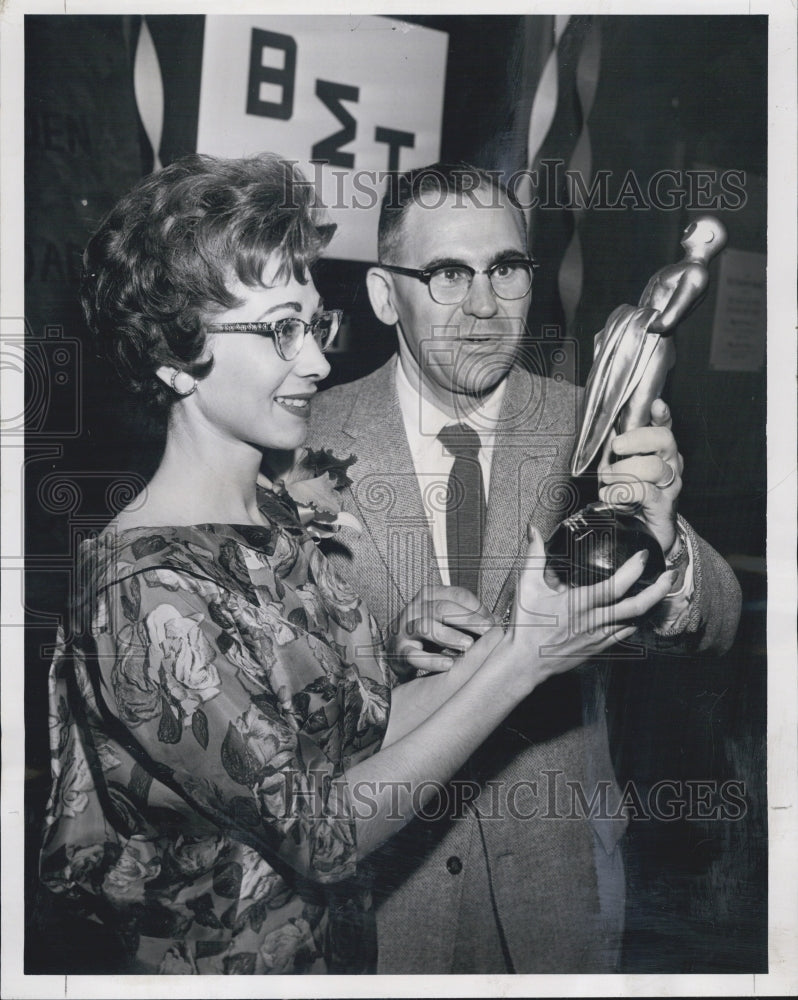 1958 Roosevelt University Alumni Trophy Clarence Lipschutz - Historic Images