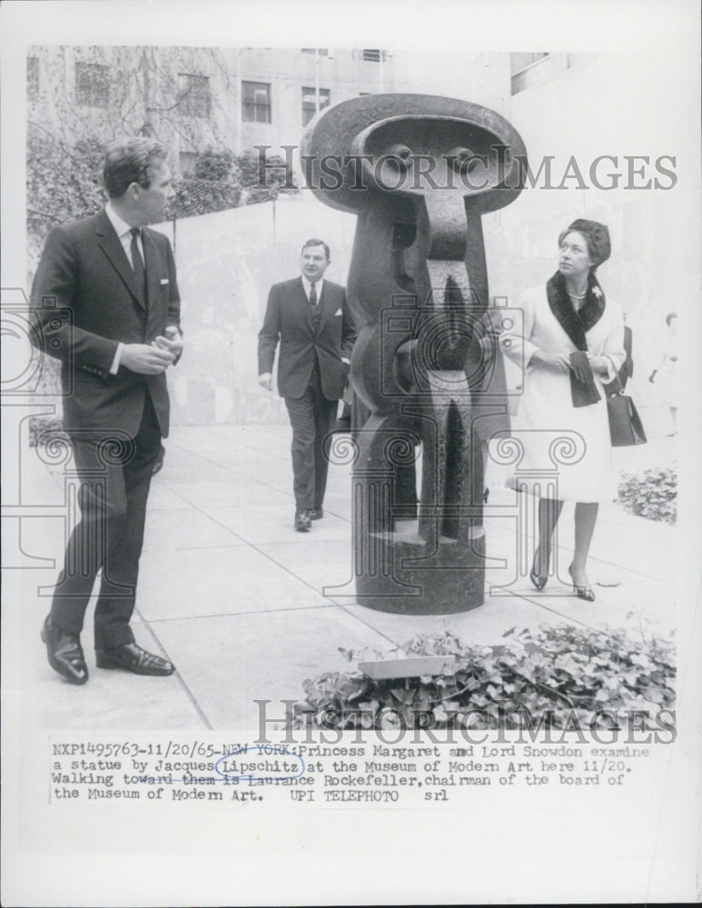 1965 Princess Margaret Lord Snowdon Examine Jacques Lipschitz Statue - Historic Images